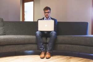 Druk katalogów firmowych: Jak wybrać idealny rodzaj i zastosować efektywne techniki?