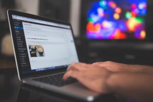 Praca na pół etatu: Wartościowe informacje, zalety i pułapki zatrudnienia w niepełnym wymiarze godzin